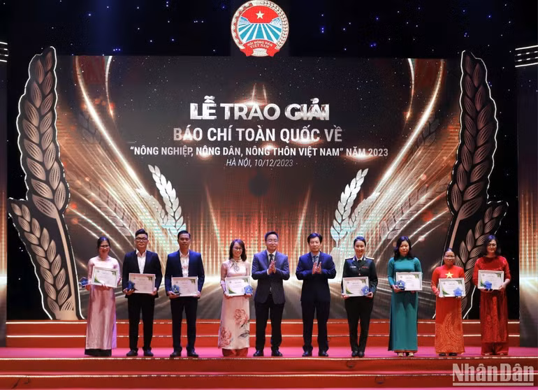 Nhà báo Trần Ánh Tuyết (ngoài cùng bên trái) cùng các đồng nghiệp nhận giải Chuyên đề Giải báo chí toàn quốc về nông nghiệp, nông dân, nông thôn Việt Nam 2023.