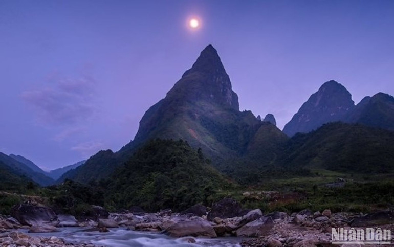 Đỉnh núi Chu Va, Ngũ Chỉ Sơn là ngọn núi đẹp đang là điểm đến của nhiều du khách ưa du lịch mạo hiểm.