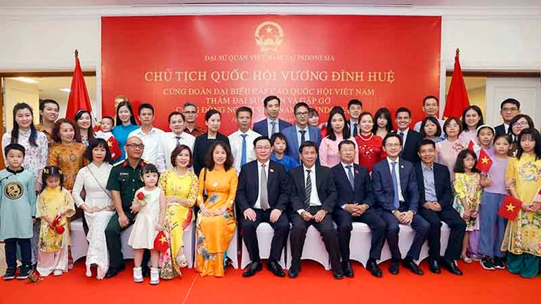 Chủ tịch Quốc hội đến thăm Đại sứ quán và gặp gỡ cộng đồng người Việt Nam ở Indonesia. (Ảnh: TTXVN)