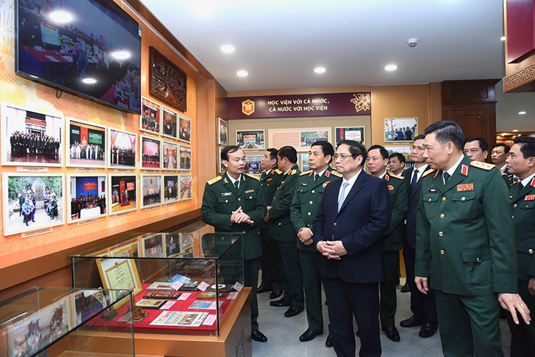 Thủ tướng Phạm Minh Chính thăm Phòng truyền thống của Học viện Quốc phòng. Thủ tướng Phạm Minh Chính thăm Phòng truyền thống của Học viện Quốc phòng.