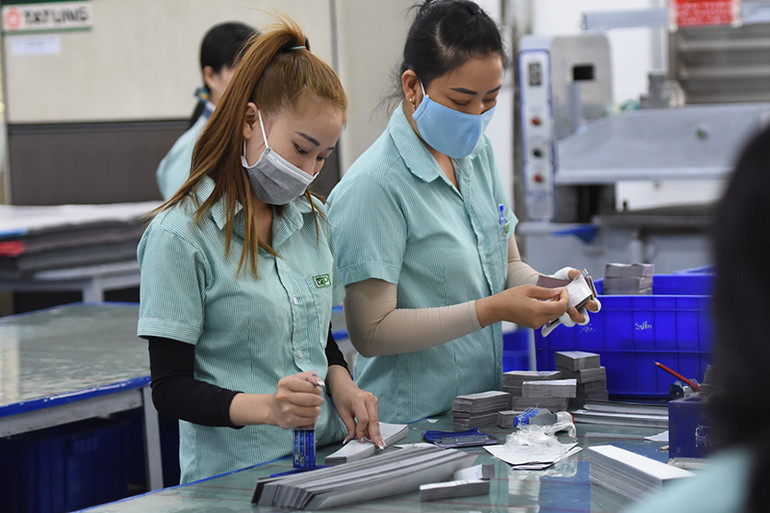 Công nhân Công ty Trách nhiệm hữu hạn Cự Thành làm việc trong ngày 30/1.