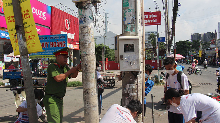 Hằng tuần, lực lượng Đoàn Thanh niên và Công an xã luôn tích cực ra quân dọn dẹp, xóa bỏ các biển quảng cáo dán không đúng nơi quy định. Hằng tuần, lực lượng Đoàn Thanh niên và Công an xã luôn tích cực ra quân dọn dẹp, xóa bỏ các biển quảng cáo dán không đúng nơi quy định.