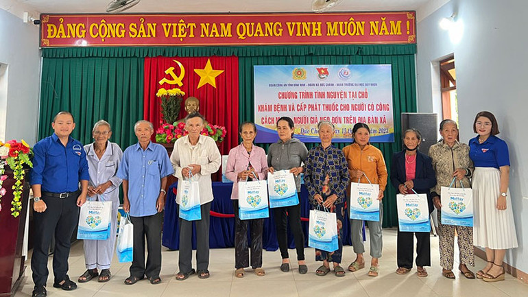 Đoàn Trường đại học Quy Nhơn phối hợp các đơn vị kết nghĩa khám bệnh, cấp thuốc miễn phí cho người có công trên địa bàn xã Đức Chánh, huyện Mộ Đức, tỉnh Quảng Ngãi.