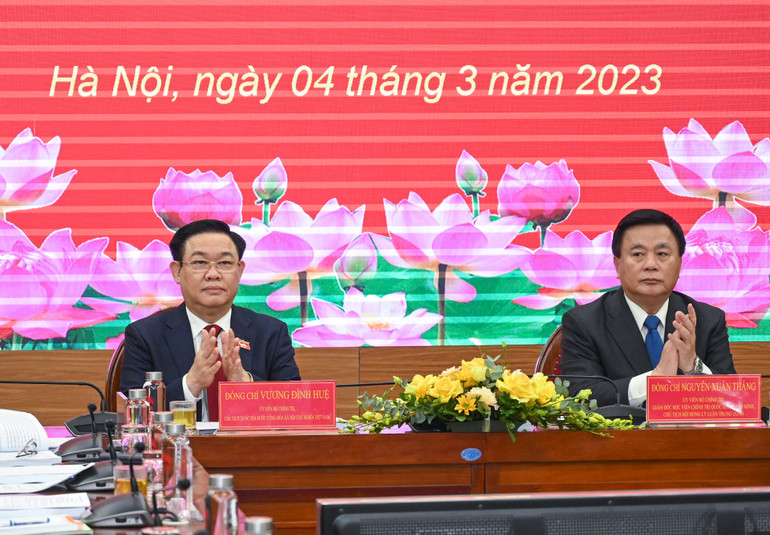 Chủ tịch Quốc hội Vương Đình Huệ và Giám đốc Học viện Chính trị quốc gia Hồ Chí Minh Nguyễn Xuân Thắng chủ trì tọa đàm.