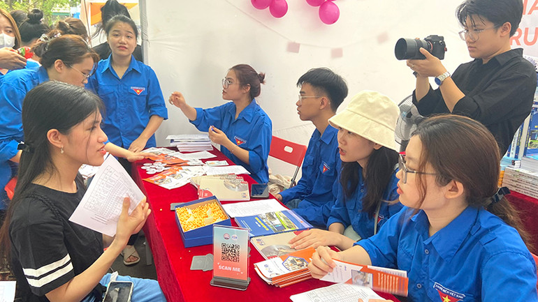 Tham dự ngày hội, các học sinh THPT được nhiều sinh viên của Học viện tận tình hỗ trợ.