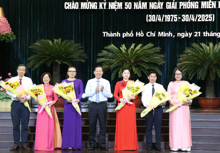 Lãnh đạo Thành phố tặng hoa chúc mừng các cá nhân, tập thể tiêu biểu trong công tác thực hiện các phong trào thi đua.