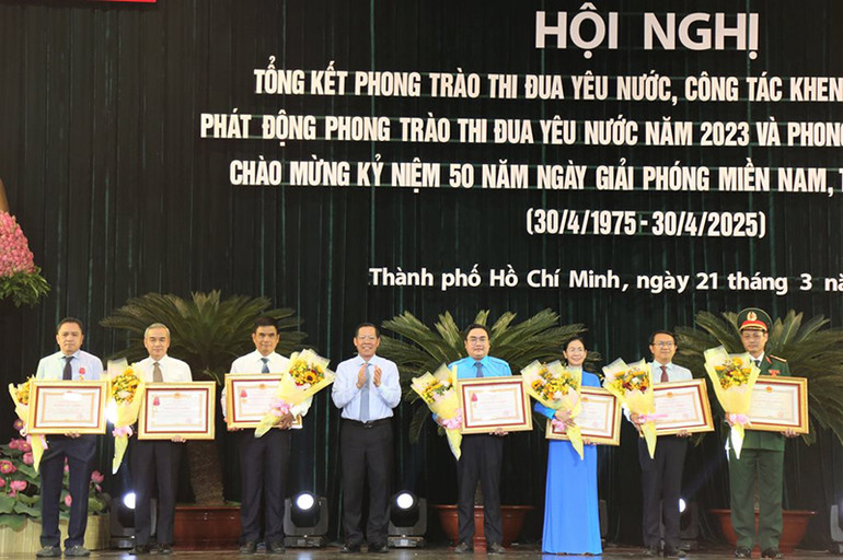 Đại diện các tập thể vinh dự được nhận Huân chương của Chủ tịch nước.