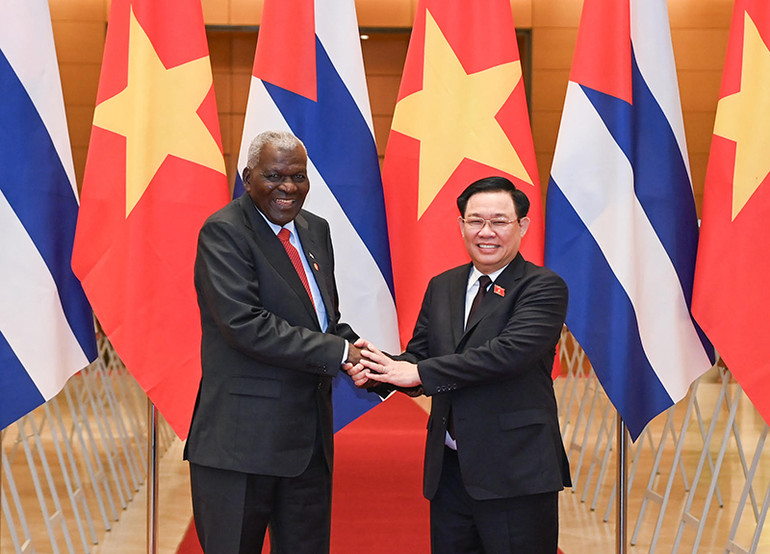 Chủ tịch Quốc hội Vương Đình Huệ và Chủ tịch Quốc hội Cuba Esteban Lazo Hernandez.