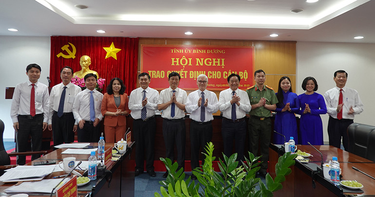 Lãnh đạo tỉnh Bình Dương chúc mừng các đồng chí cán bộ được chỉ định, bổ nhiệm, bổ nhiệm lại và điều động. Lãnh đạo tỉnh Bình Dương chúc mừng các đồng chí cán bộ được chỉ định, bổ nhiệm, bổ nhiệm lại và điều động.