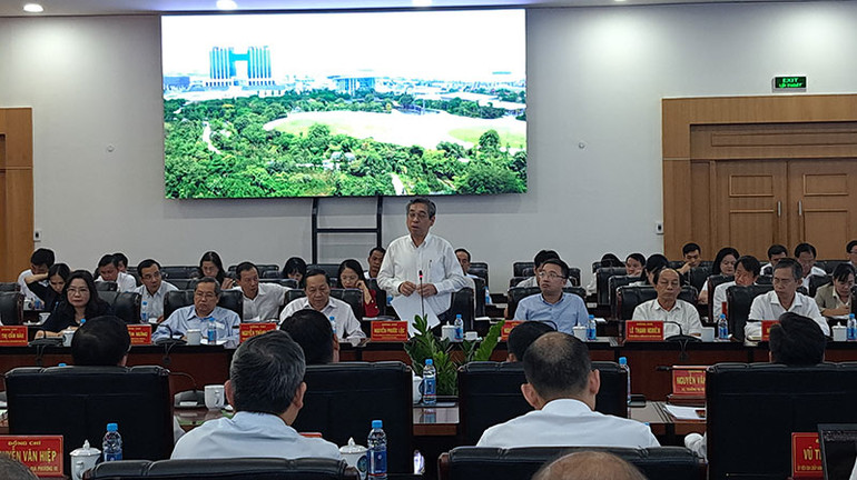 Các đại biểu dự hội thảo trình bày tham luận.