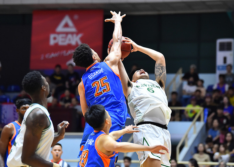 Dù rất cố gắng nhưng trước đội hình mạnh nhất có mặt trên sân của Hanoi Buffaloes, các cầu thủ đội khách dường như bất lực trong việc đưa bóng vào rổ.