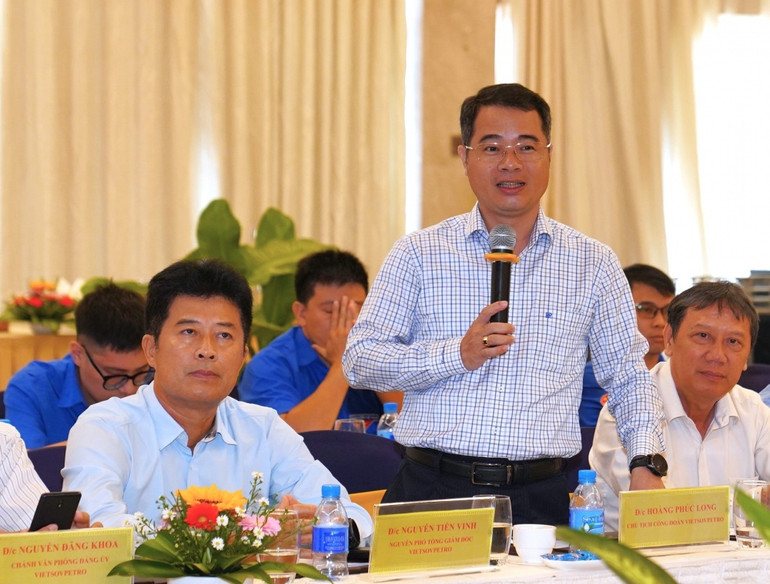Chủ tịch Công đoàn Vietsovpetro Hoàng Phúc Long chia sẻ tại hội thảo.