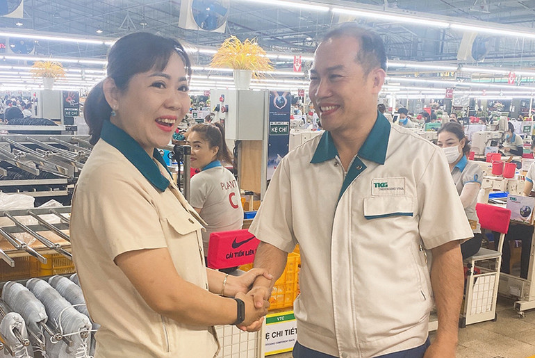 Chủ tịch Công đoàn Công ty Cổ phần Taekwang Vina động viên người lao động trở lại làm việc sau đợt nghỉ Tết.