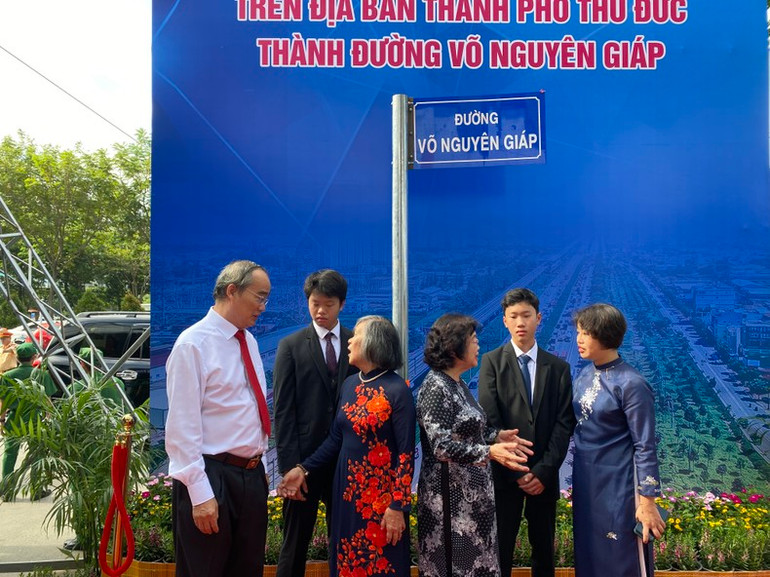 Các đại biểu trao đổi thông tin với gia đình Đại tướng Võ Nguyên Giáp tại Lễ đổi tên đường.