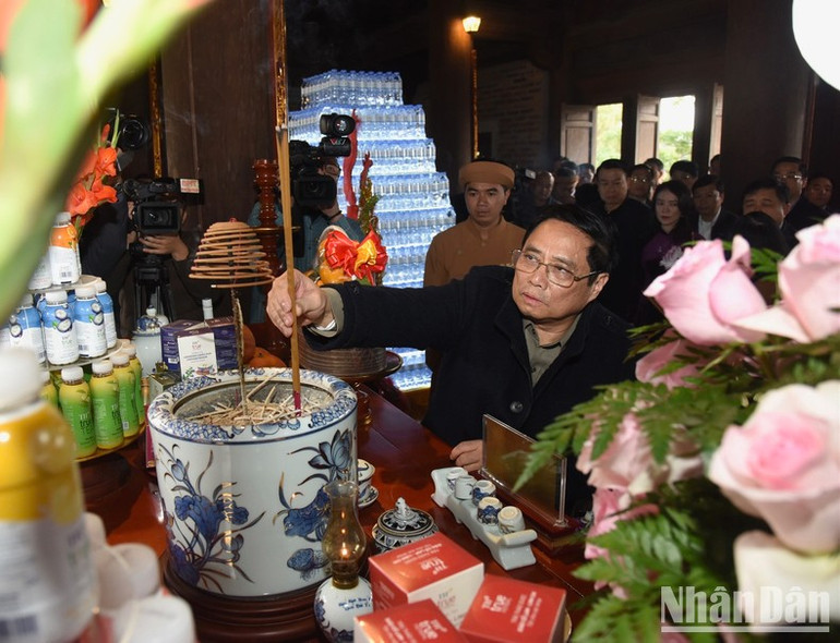 Thủ tướng Phạm Minh Chính thắp hương tại đền Chung Sơn.