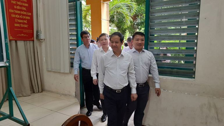 Đoàn công tác của Bộ Giáo dục và Đào tạo thị sát thực tế tại điểm thi Trường THPT Trưng Vương, Quận 1, Thành phố Hồ Chí Minh.