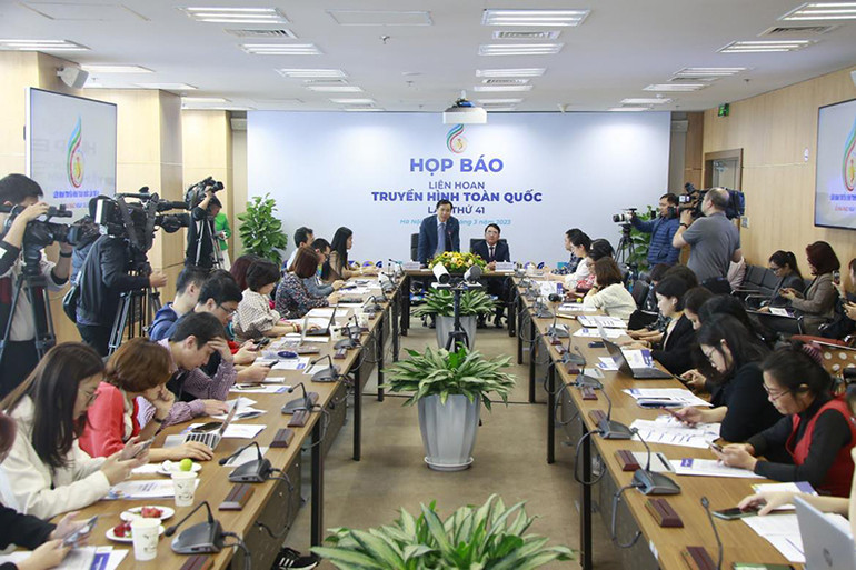 Toàn cảnh họp báo.