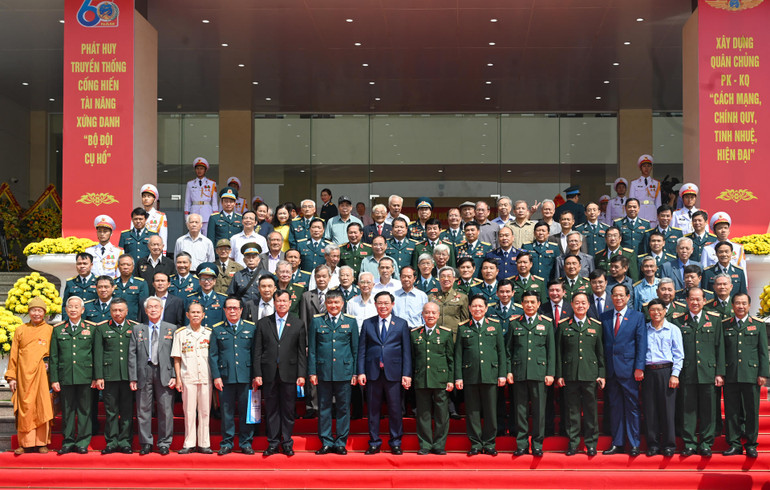 Chủ tịch Quốc hội Vương Đình Huệ cùng các đồng chí lãnh đạo Đảng, Nhà nước và các đại biểu chụp ảnh lưu niệm tại buổi lễ. (Ảnh: Duy Linh)