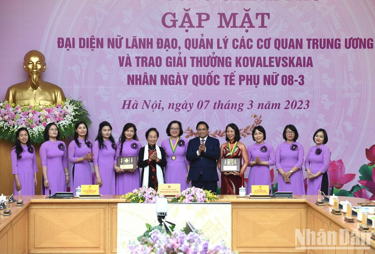 Thủ tướng Phạm Minh Chính và nguyên Phó Chủ tịch nước Nguyễn Thị Doan - Chủ tịch Ủy ban Giải thưởng Kovalevskaia trao Giải thưởng Kovalevskaia cho tập thể nữ (gồm 10 nhà khoa học) Bộ môn Hóa dược, Khoa Công nghệ Hóa dược, Trường đại học Dược Hà Nội. (Ảnh: TRẦN HẢI)