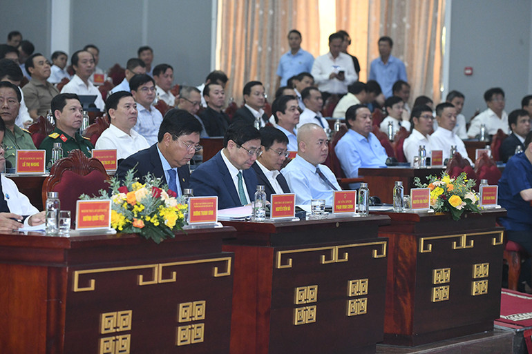 Các đồng chí lãnh đạo, đại biểu tham dự Hội nghị.