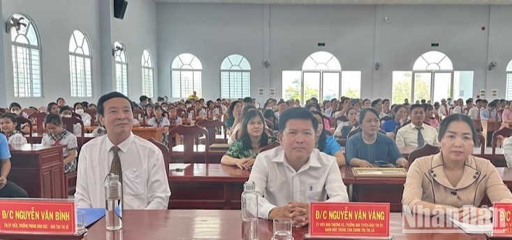 Đại biểu dự hội nghị tuyên dương, khen thưởng giáo viên và học sinh giỏi tiêu biểu. Đại biểu dự hội nghị tuyên dương, khen thưởng giáo viên và học sinh giỏi tiêu biểu.