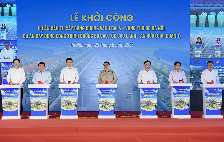 Thủ tướng phạm Minh Chính và các đại biểu thực hiện nghi thức bấm nút khởi công. (Ảnh: TRẦN HẢI)