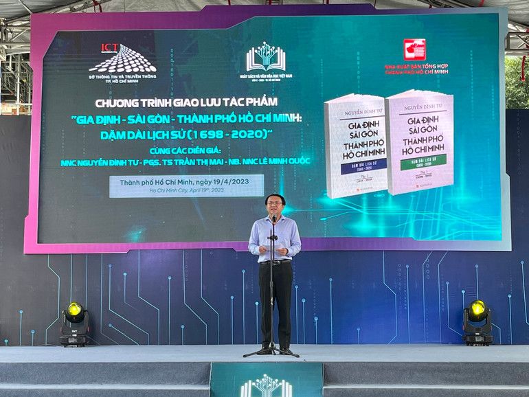 Ông Lâm Đình Thắng, Giám đốc Sở Thông tin và Truyền thông phát biểu trong buổi giao lưu, ra mắt sách.