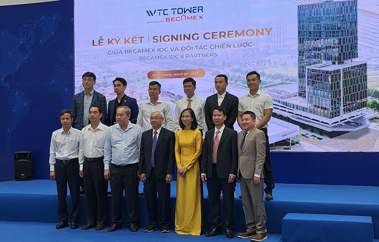 Lãnh đạo Tổng Công ty Becamex IDC và các đơn vị chụp hình lưu niệm.