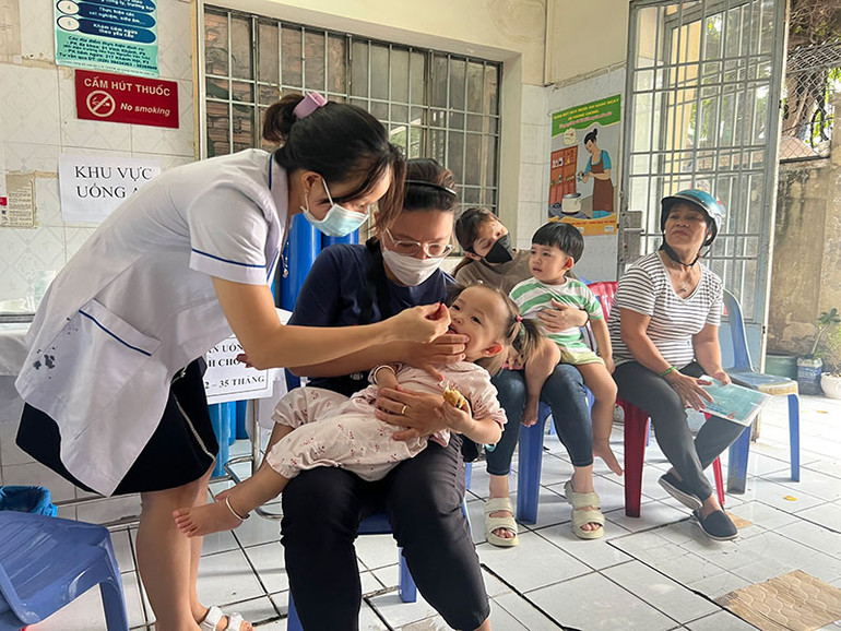 Điều dưỡng cho các bé uống Vitamin A.