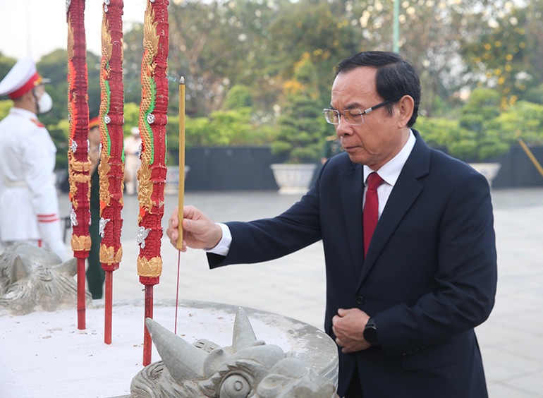 Đồng chí Nguyễn Văn Nên, Ủy viên Bộ Chính trị, Bí thư Thành ủy Thành phố Hồ Chí Minh thắp hương tại Nghĩa trang Liệt sĩ Thành phố.