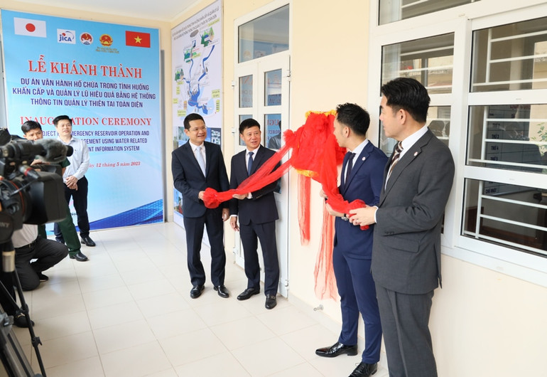 Các đại biểu tham dự thực hiện nghi thức khánh thành dự án.