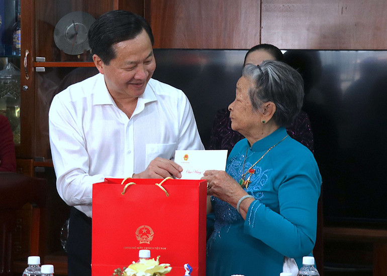Phó Thủ tướng Lê Minh Khái tặng quà, chúc Tết Mẹ Việt Nam Anh hùng Nguyễn Kim Mai, ngụ phường 7, thành phố Cà Mau, tỉnh Cà Mau.