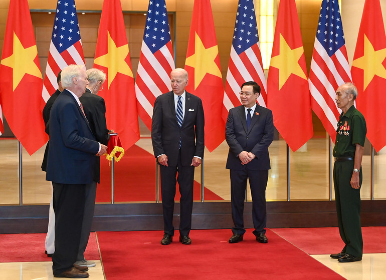 Chủ tịch Quốc hội Vương Đình Huệ và Tổng thống Hoa Kỳ Joe Biden chứng kiến lễ trao kỷ vật, nhật ký chiến tranh.
