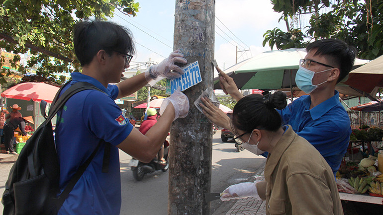 Hầu khắp các trụ điện, trạm xe buýt, tường rào cơ quan, nhà dân bị các đối tượng treo, dán chi chít với nhiều nội dung quảng cáo. Hầu khắp các trụ điện, trạm xe buýt, tường rào cơ quan, nhà dân bị các đối tượng treo, dán chi chít với nhiều nội dung quảng cáo.