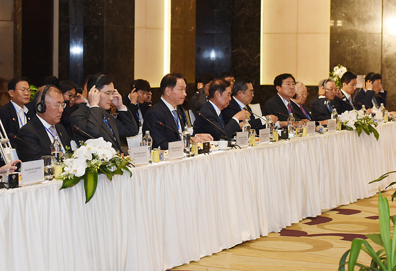 Chủ tịch Phòng Thương mại và Công nghiệp Hàn Quốc (KCCI) Chay Taewon và các doanh nghiệp Hàn Quốc. (Ảnh: TRẦN HẢI)