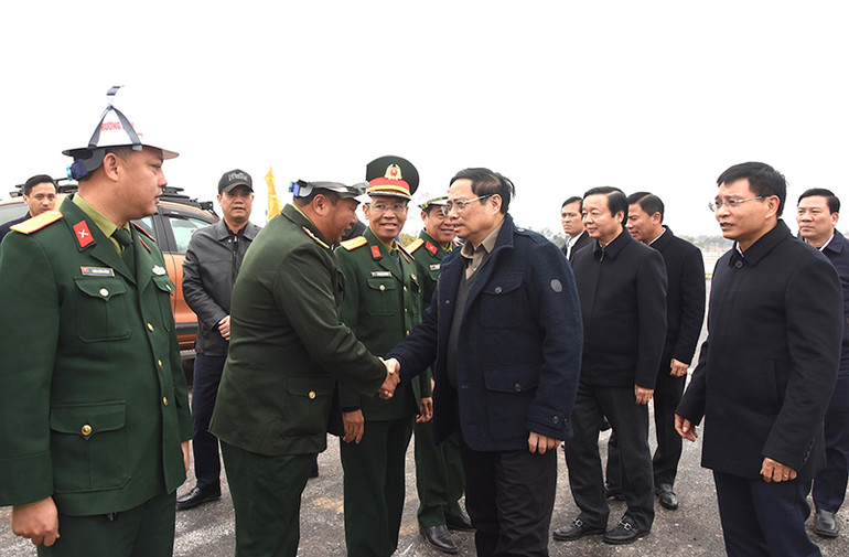 Thủ tướng đã đến kiểm tra công trường thi công Cầu Vĩnh An thuộc gói thầu 13XL dự án Mai Sơn-Quốc lộ 45 nối từ xã Vĩnh An, huyện Vĩnh Lộc sang xã Định Công, huyện Yên Định, tỉnh Thanh Hóa.