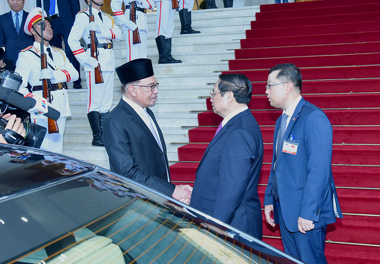 Thủ tướng Phạm Minh Chính tiễn Thủ tướng Anwar Ibrahim.