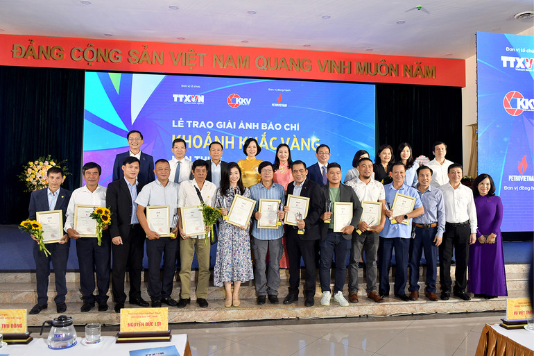 Các đại biểu với các tác giả đoạt giải ảnh báo chí “Khoảnh khắc Vàng” lần thứ 6.