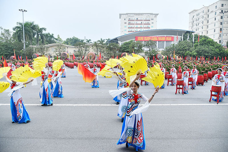 Điểm nhấn của lễ khai giảng năm nay là màn biểu diễn trống hội và biểu diễn mô-tô phân khối lớn của các học viên Học viện Cảnh sát nhân dân.