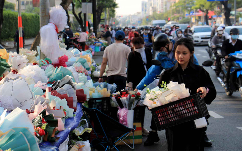 Có rất nhiều loại hoa được bày bán để người tiêu dùng lựa chọn.