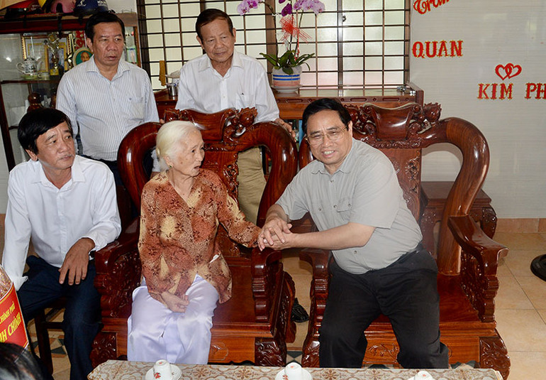 Thủ tướng Phạm Minh Chính thăm Mẹ Việt Nam Anh hùng Lê Thị Khanh, 89 tuổi.