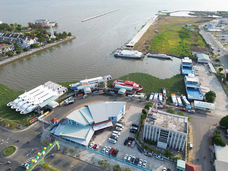 Bến tàu Rạch Giá không chỉ là nơi để du khách di chuyển ra các hòn đảo khác của Kiên Giang như: Hòn Sơn, Nam Du, Hòn Tre, Phú Quốc… mà còn là nơi để các bạn trẻ check-in “sống ảo” và mang về cho mình những bức ảnh đẹp.