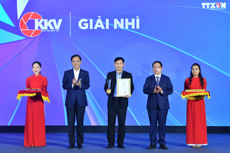 Phóng viên ảnh Báo Nhân Dân Nguyễn Đăng Khoa đoạt Giải Nhì với tác phẩm ảnh đơn “Tổng Bí thư Nguyễn Phú Trọng ân cần thăm hỏi Giáo sư, Nhà giáo Nhân dân, Nhà văn Hà Minh Đức”.