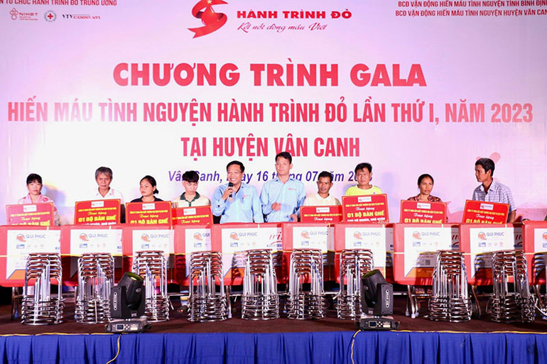 Ban tổ chức “Giọt hồng đất Võ - huyện Vân Canh” lần thứ nhất đã tặng quà cho người dân có hoàn cảnh khó khăn tại huyện Vân Canh, tỉnh Bình Định.