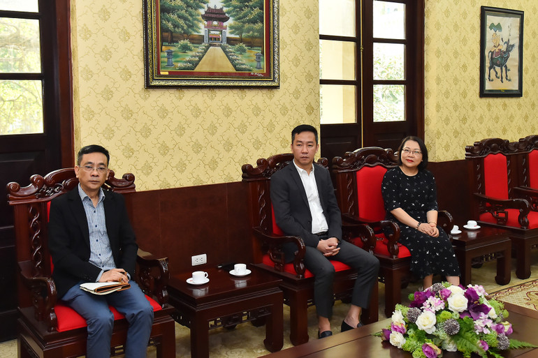 Lãnh đạo các ban, đơn vị của Báo Nhân Dân tham dự buổi làm việc.