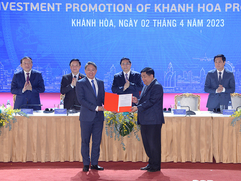 Bộ trưởng Kế hoạch và Đầu tư Nguyễn Chí Dũng trao Quyết định 318/QĐ-TTg phê duyệt Quy hoạch tỉnh Khánh Hòa thời kỳ 2021-2030, tầm nhìn đến năm 2050 cho Bí thư Tỉnh ủy Khánh Hòa Nguyễn Hải Ninh.