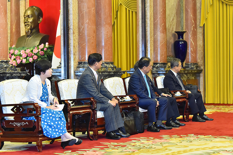 Các Thượng Nghị sĩ tháp tùng Chủ tịch Thượng viện Nhật Bản Otsuji Hidehisa tham dự buổi tiếp.