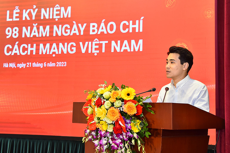 Đại diện thế hệ trẻ Báo Nhân Dân, phóng viên Nguyễn Trung Hiếu (Ban Nhân Dân điện tử) phát biểu tại buổi lễ.