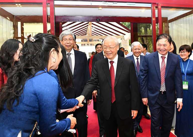 Tổng Bí thư Nguyễn Phú Trọng với các đại biểu dự Lễ kỷ niệm. (Ảnh: ĐĂNG KHOA)