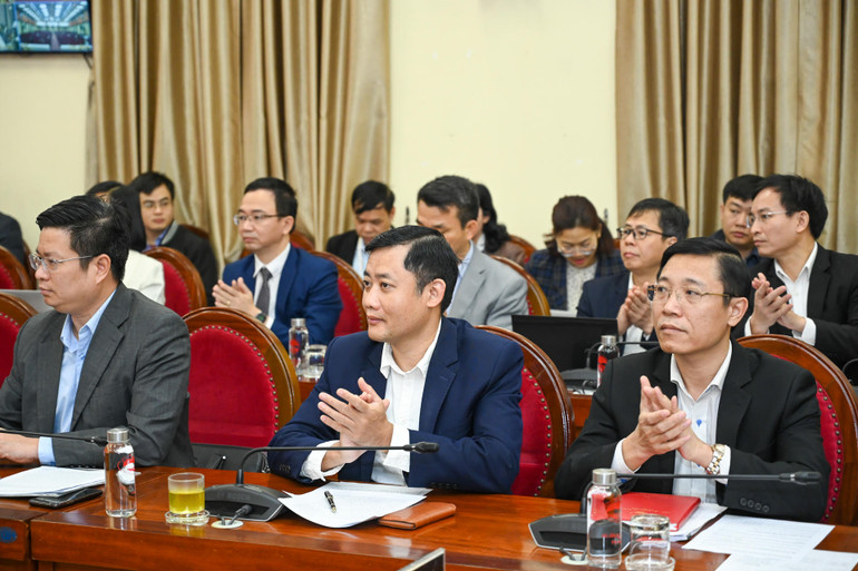 Các đại biểu, các nhà khoa học dự toạ đàm.